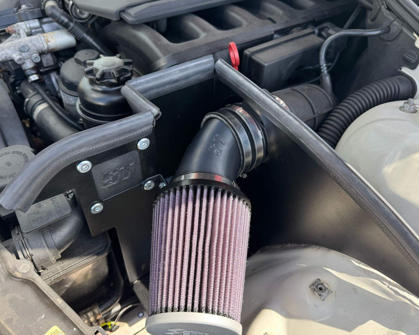 E46 Air filter kit (6-cylinder Non-M / 320i, 323i, 325i, 328i)